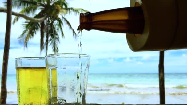 Cerveza vertiendo en el fondo de la playa de cristal
 - Metraje, vídeo