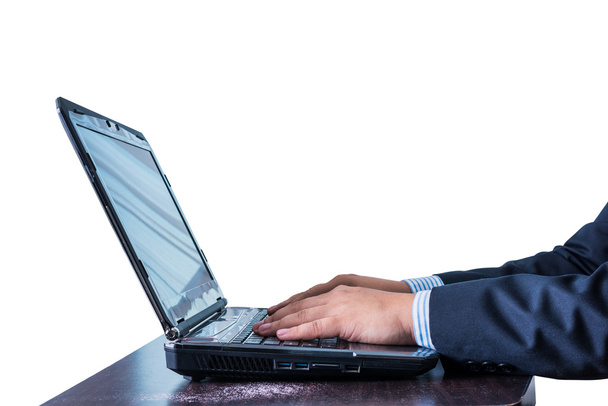 бизнесмен работает в ноутбуке на деревянном столе
 - Фото, изображение