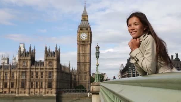 Kobieta w Londynie przez Big Ben - Materiał filmowy, wideo