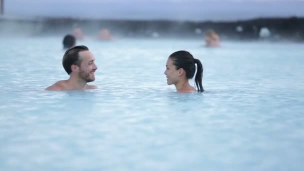 пара розслаблюючій в гарячому басейні на Ісландії - Кадри, відео