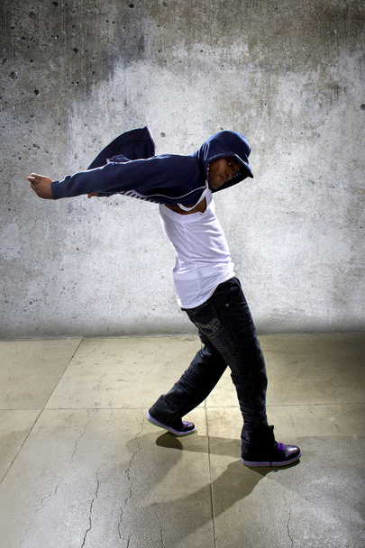 Negro macho bailando hip hop
 - Foto, Imagen