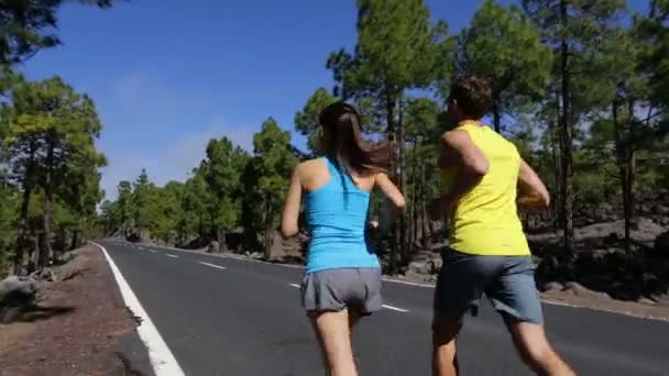 Koşucular açık havada dağ yolu üzerinde - Video, Çekim