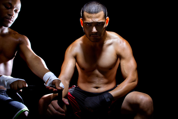Боксер с тренером, применяющим спортивную ленту
 - Фото, изображение