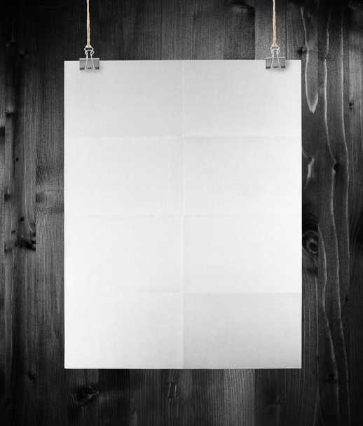 Egy fából készült fal fehér plakátot. - Fotó, kép