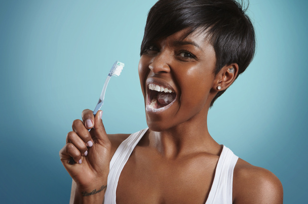 Vrouw met tanden plakken - Foto, afbeelding