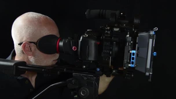 Cameraman met een professionele filmcamera - Video