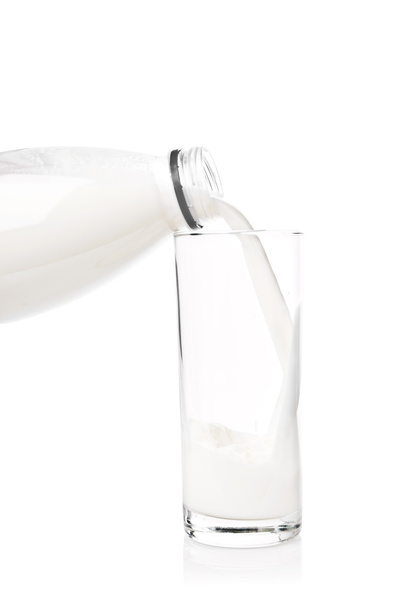 Verter un vaso de leche
 - Foto, imagen