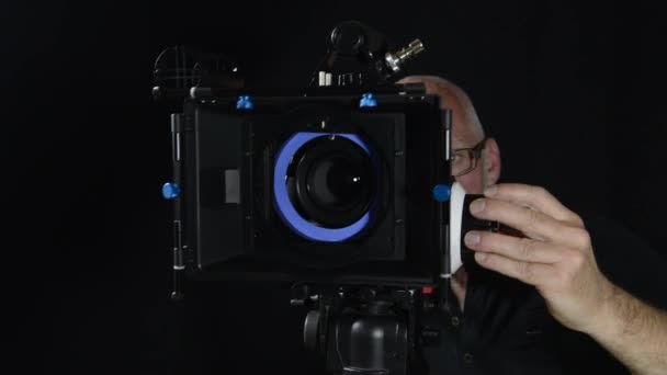 Kameramann mit einer professionellen Filmkamera - Filmmaterial, Video