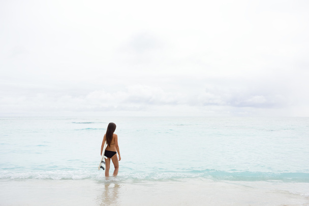 Surfer dziewczyna będzie surfing na Oceanie - Zdjęcie, obraz