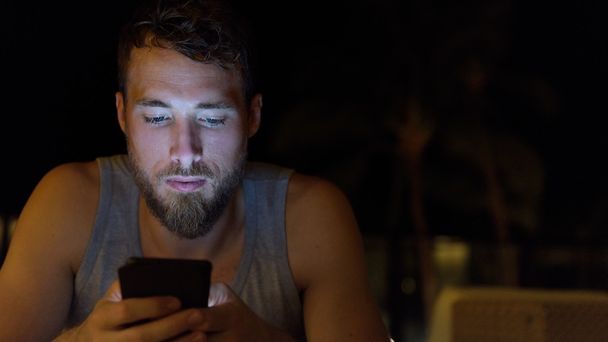 Man using smartphone at night - Zdjęcie, obraz