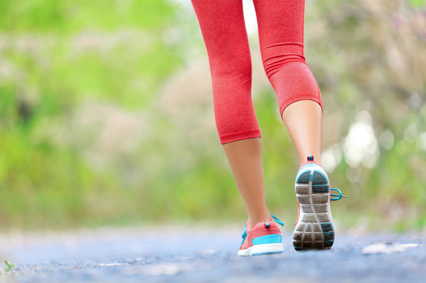 Woman with athletic legs jogging - Foto, Imagem