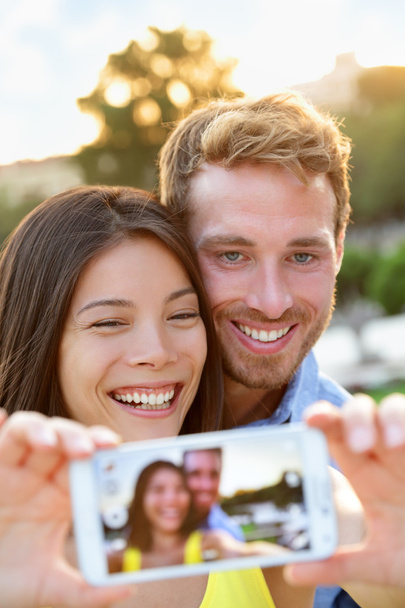 Couple in love taking selfie with smartphone - Zdjęcie, obraz