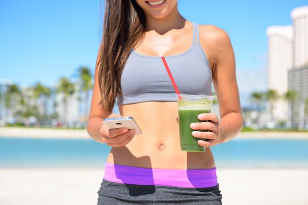 Woman drinking vegetable detox smoothie - Foto, immagini