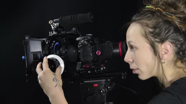 Ładna kobieta z kamerą profesjonalny film - Materiał filmowy, wideo