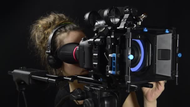 プロのムービー カメラできれいな女性 - 映像、動画