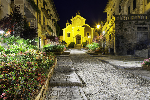 Orta, iglesia de Santa Maria Assunta, vista nocturna. Imagen en color
 - Foto, imagen