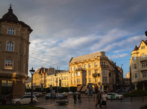 IV, UKRAINE - Mayıs. 18, 2024: Eski Lviv kasabasındaki tarihi binalar. Lviv Ukrayna 'nın kültürel başkentidir ve dünyanın dört bir yanından gelen turistler için favori bir duraktır. Shevchenko Bulvarı - Fotoğraf, Görsel