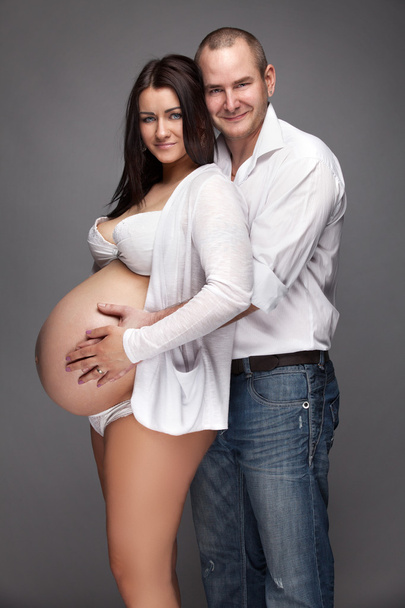 giovane coppia incinta
  - Foto, immagini