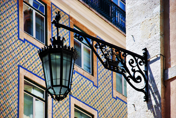 Lisboa. Azulejos y lámparas en Chiado
 - Foto, Imagen