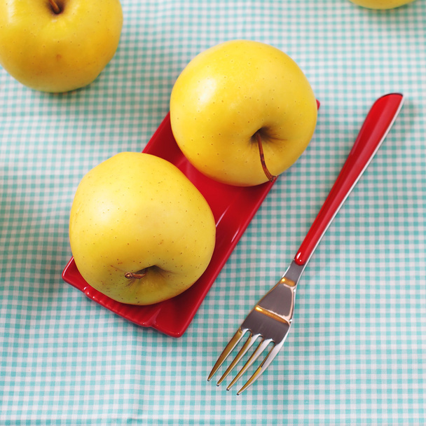 dwa jabłka na czerwony talerz - Zdjęcie, obraz