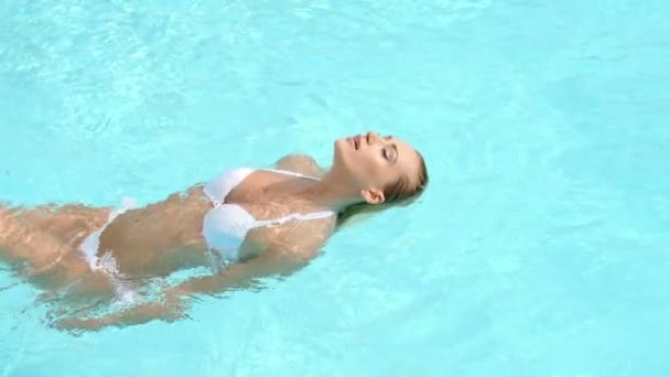 Vrouw zwemmen op rug in zwembad - Video