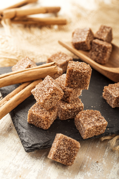 brown sugar cubes with cinnamon sticks - Zdjęcie, obraz