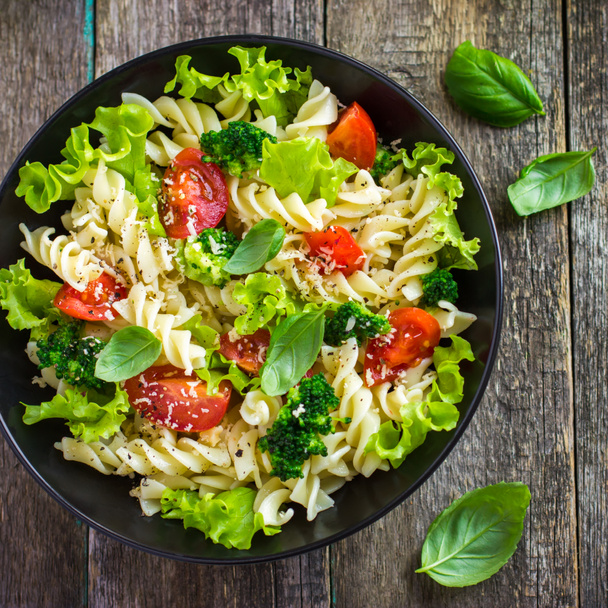 Pasta salad with cherry tomatoes - Фото, зображення
