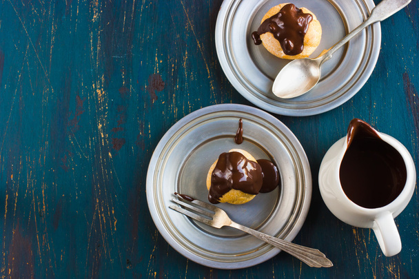 Profiteroles with cream and chocolate sauce - Foto, Imagen