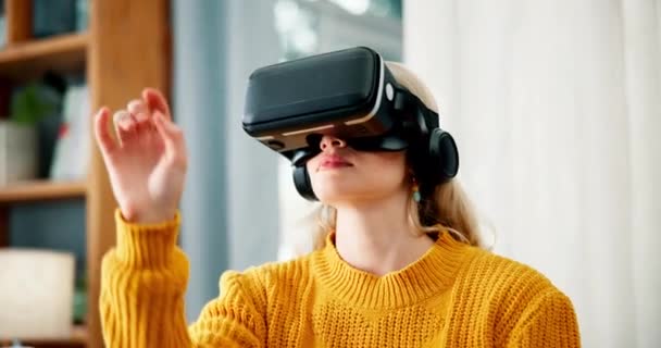 Virtual reality, vrouw of bril met interactie in huis voor gebruikerservaring, gaming entertainment of metaverse. meisje, vr headset of gadget voor futuristische exploratie met 3D swipe of cyber fantasy. - Video