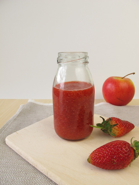 Smoothie pomme fraise en bouteille
 - Photo, image