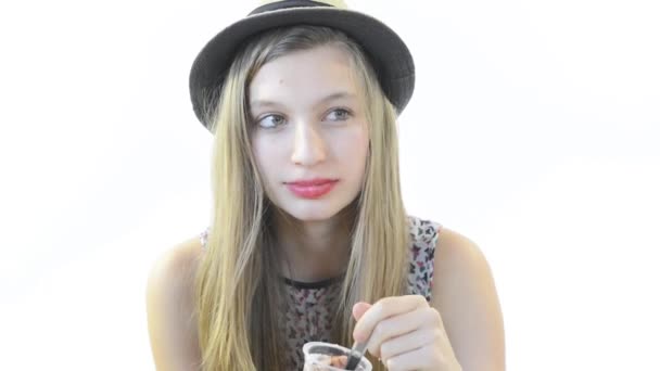 egy tizenéves lány eszik csokoládé joghurt - Felvétel, videó