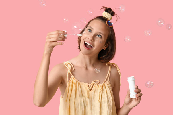 Teenage dívka s mýdlem bubliny na růžovém pozadí - Fotografie, Obrázek