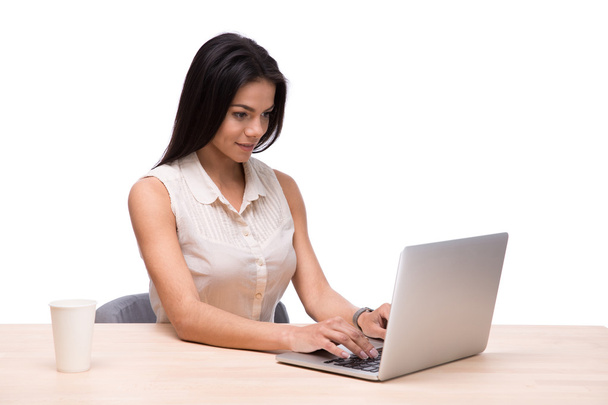 Glimlachende zakenvrouw zitten aan de tafel met laptop - Foto, afbeelding