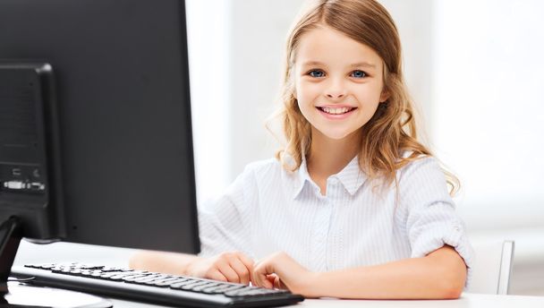 Öğrenci kıza okulda bilgisayar - Fotoğraf, Görsel