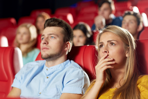 amigos felices viendo películas de terror en el teatro
 - Foto, Imagen