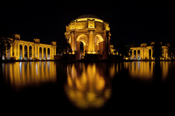 San Francisco Palace of FIne Arts Heijastus yöllä
 - Valokuva, kuva