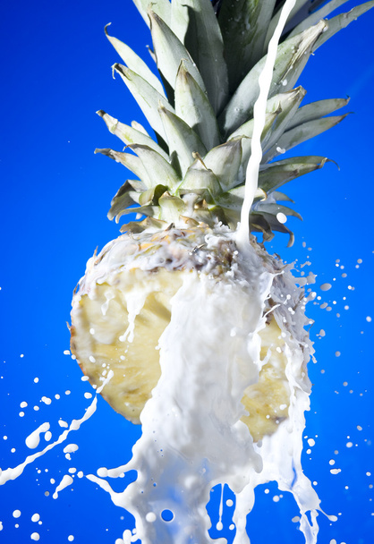 Pineapple with milk - Foto, afbeelding