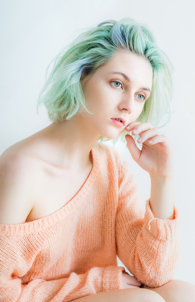 jonge model met groen haar en ogen - Foto, afbeelding