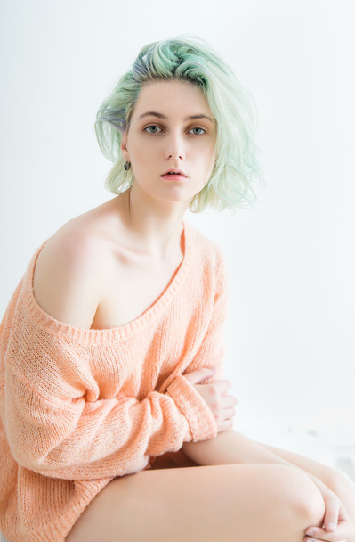 young model with green hair and eyes - Valokuva, kuva