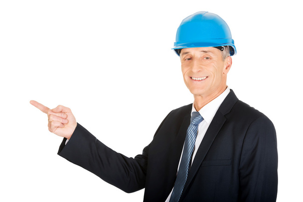 Businessman engineer pointing to the left - Foto, immagini