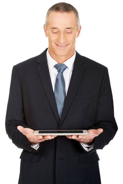 Happy mature man using digital tablet - Fotografie, Obrázek