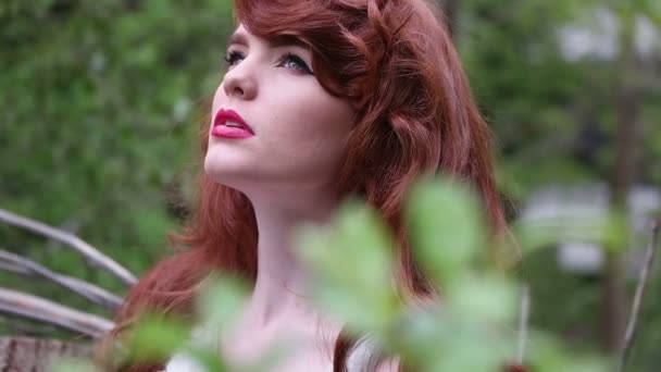 szexi vörös haj nő az erdőben - Felvétel, videó