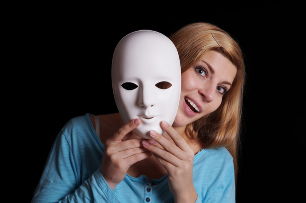 Maskeni alarak kadın - Fotoğraf, Görsel