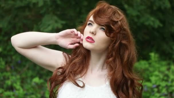 sexy rude włosy kobieta w las - Materiał filmowy, wideo