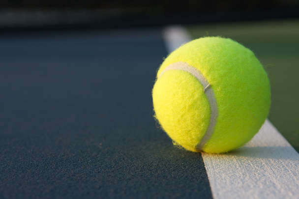 теннисный мяч на корте - Фото, изображение