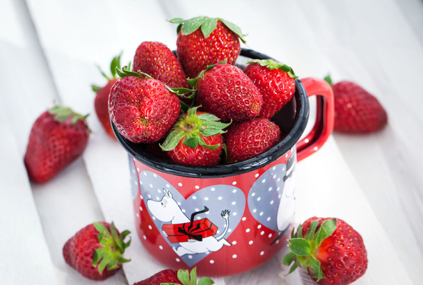 frische Erdbeeren im Blechbecher - Foto, Bild