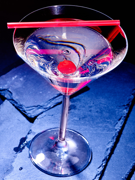 Cocktail cerise sur fond noir
 - Photo, image
