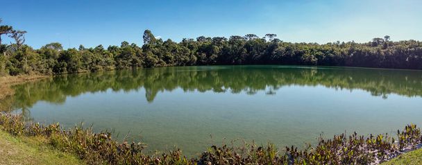 Złota laguna w parku stanowym Vila Velha, Ponta Grossa, Parana, Brazylia. - Zdjęcie, obraz