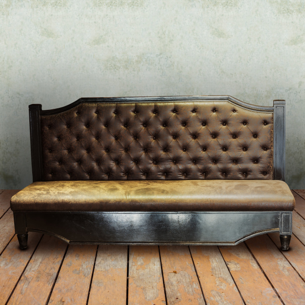 Canapé moderne sur fond de béton brillant sur sol en bois
 - Photo, image