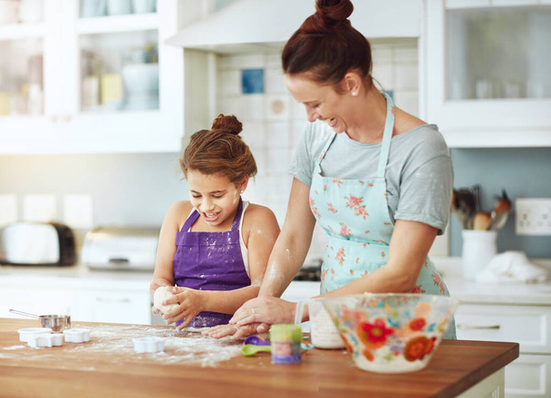 Matka, výuka nebo dívka pečení s těstem v kuchyni pro vývoj dítěte připravit cookies v rodinném domě. Hravé dítě, šťastný maminka nebo učení pečivo recept na lepení, vaření občerstvení nebo dezert. - Fotografie, Obrázek